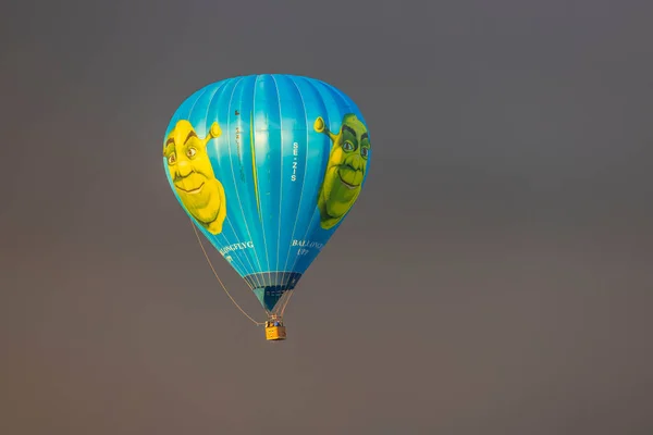 View People Flying Hot Air Balloon Far Away Stormy Cloudy — Fotografia de Stock