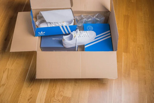 Primer Plano Caja Entrega Domicilio Recibida Con Zapatillas Adidas Suecia — Foto de Stock
