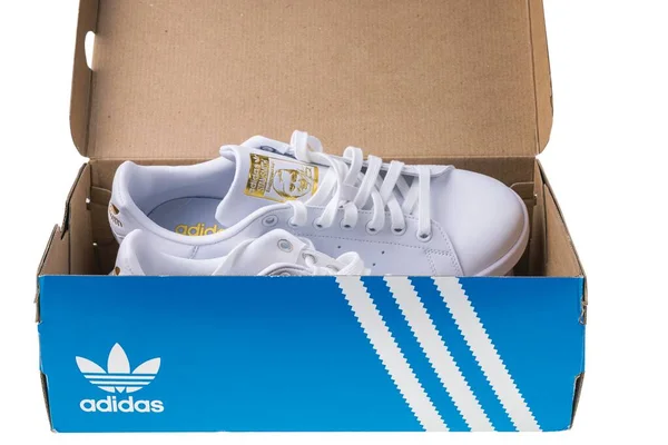 Close Weergave Van Witte Adidas Sneakers Verpakking Doos Geïsoleerd Witte — Stockfoto