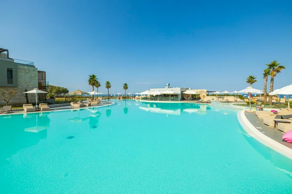 Açık havuzun arka planında güzel bir otel manzarası var. Yunanistan. Nea Potidea. 07.09.2021.