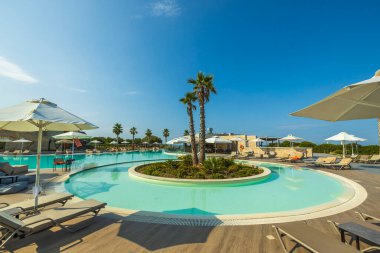 Dış havuzun arka planında güzel bir otel manzarası var. Yunanistan. Nea Potidea. 07.09.2021.