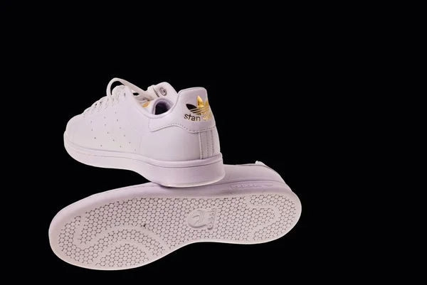 Siyah Arka Planda Izole Edilmiş Beyaz Adidas Spor Ayakkabılarına Yakından — Stok fotoğraf