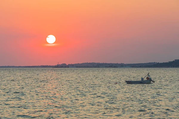 Bela Vista Pôr Sol Mar Mediterrâneo Com Barco Motor Estacionado — Fotografia de Stock