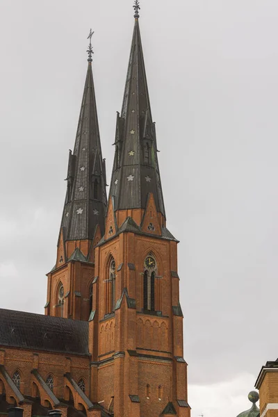 Закрываем Вид Вершины Уппсальской Католической Церкви Бледном Фоне Неба Швеция — стоковое фото