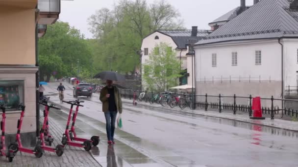 Prachtig Uitzicht Het Centrum Van Uppsala Met Een Man Die — Stockvideo