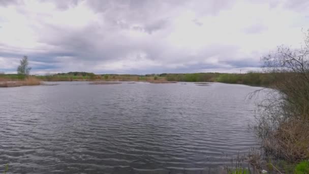 Krásný Výhled Jezero Oblačného Jarního Dne Pozadí Bouřkových Mraků Švédsko — Stock video