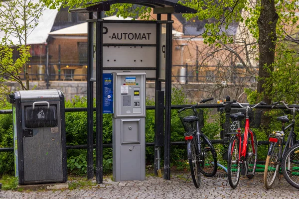 Pozadí Cityscape Městské Parkoviště Vybavené Automatickým Platebním Strojem Kontejnerem Odpadky — Stock fotografie