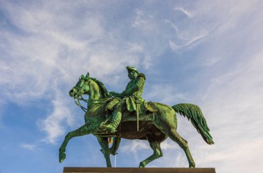 Mavi arka plandaki XIV. Carl Johan anıtının yakın görüntüsü. İsveç. 