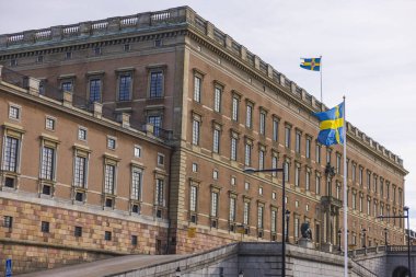 İsveç kraliyet evinin yakınındaki İsveç bayraklarının güzel manzarası. 