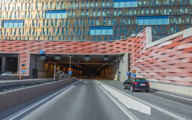 Güzel Stockholm şehir manzarası. Renkli inşaatın altındaki tünele giriş. İsveç. 