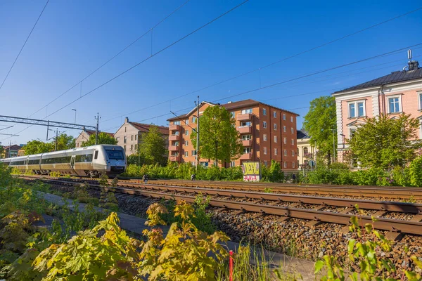 城市风景秀丽 白色高速列车穿过城市 运输概念 乌普萨拉 2022 — 图库照片
