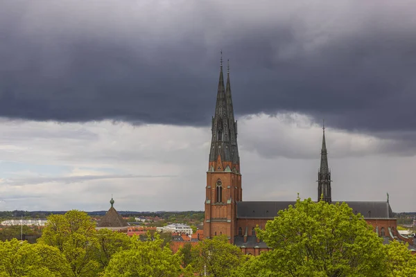 Прекрасний Пейзаж Верхніх Веж Упсальської Церкви Грозових Хмарах Неба Швеція — стокове фото