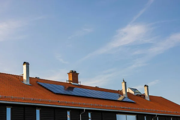 Вид Красную Крышу Дома Оборудованную Солнечными Панелями Швеция — стоковое фото