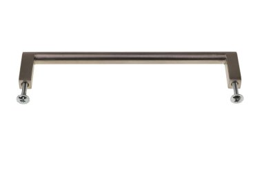 Beyaz arkaplanda izole edilmiş dolap kapı kolunun görüntüsünü kapat.