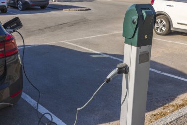 Elektrikli araba için güzel bir şarj istasyonu manzarası. İsveç.