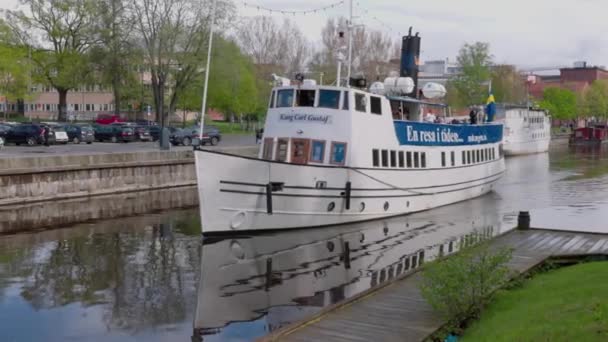 Bela Vista Barco Excursão Turística Branca Fundo Paisagem Urbana Suécia — Vídeo de Stock