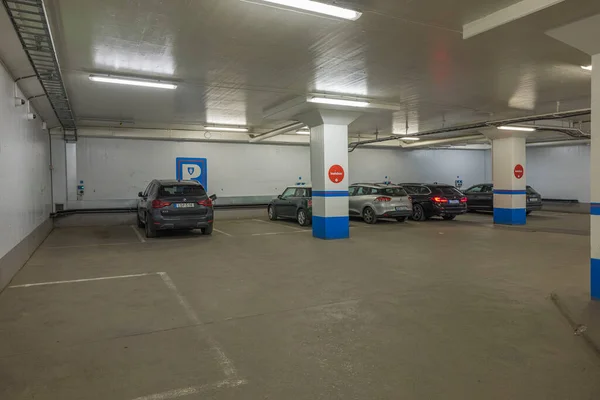 주차장에 자동차를 가설치 차들이 보인다 스웨덴 스톡홀름 2022 — 스톡 사진
