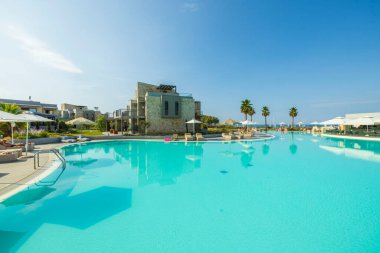 Otelin manzarası turkuaz suyla dolu bir açık havuz manzarası. Yunanistan. Nea Potidea. 07.11.2021.