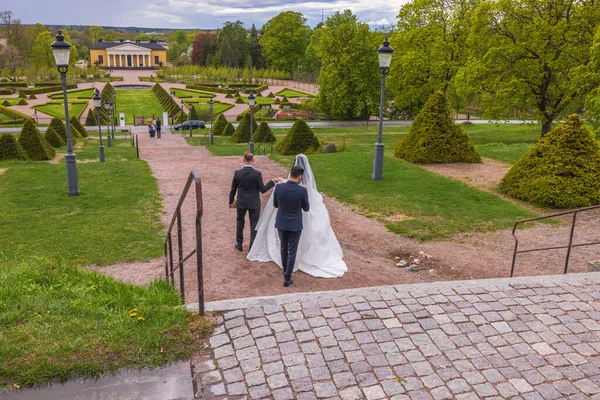 Beautiful View Wedding Couple Guests Descending Stairs Sweden Uppsala — Stock Photo, Image