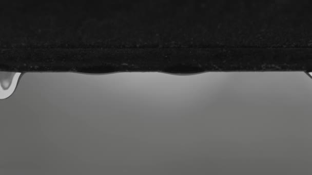 Vista Macro Cercana Gotas Lluvia Que Caen Desde Marco Ventana — Vídeos de Stock