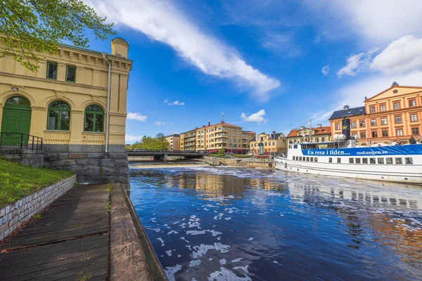 Krásný Výhled Bílou Turistickou Výletní Loď Pozadí Města Švédsko Uppsala — Stock fotografie