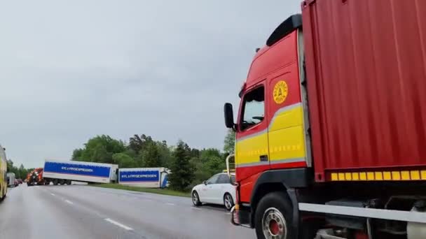 Kurzfilm Zeigt Rettungsarbeiten Auf Autobahn Nach Autounfall Mit Lang Lkw — Stockvideo