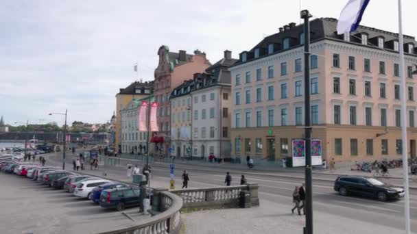 아름다운 스톡홀름 풍경은 자동차 사이클 사람들 구름낀 배경을 사람들로 스웨덴 — 비디오