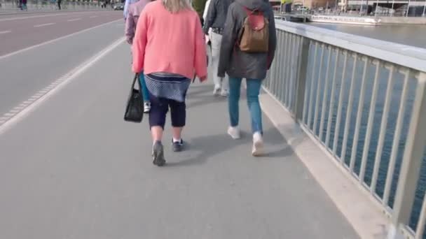 Close Zicht Mensen Lopen Brug Heldere Zomerdag Europa Zweden Stockholm — Stockvideo