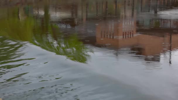 Прекрасный Вид Открытого Ресторана Берегу Реки Отражение Воде Увеличение Потока — стоковое видео