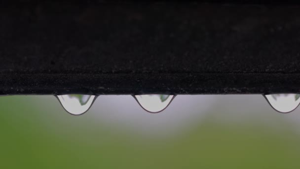 Vista Macro Cercana Gotas Lluvia Que Caen Desde Marco Ventana — Vídeos de Stock