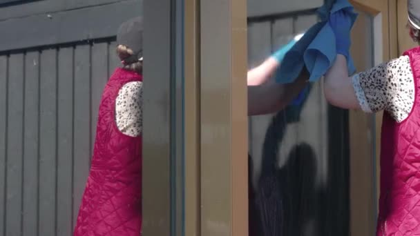 Menutup Jendela Wanita Rumah Dari Sisi Jalan Swedia — Stok Video