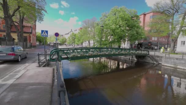 Sakinleştirici Şehir Manzarası Şehir Merkezindeki Küçük Nehrin Üzerinde Çiçeklerle Süslenmiş — Stok video