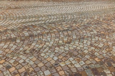 Eski kaldırım taşlarıyla döşenmiş kaldırım taşlarının dokusunun güzel manzarası. İsveç.