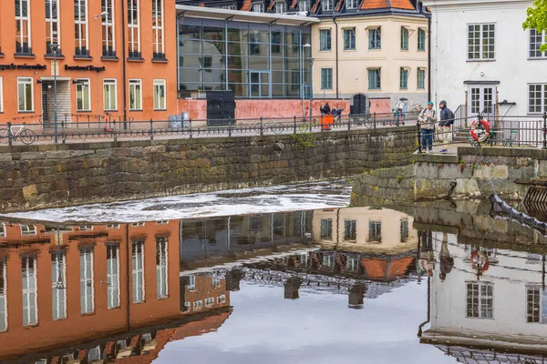 웁살라 시내의 연안에 사람의 아름다운 광경이다 스웨덴 2022 — 스톡 사진