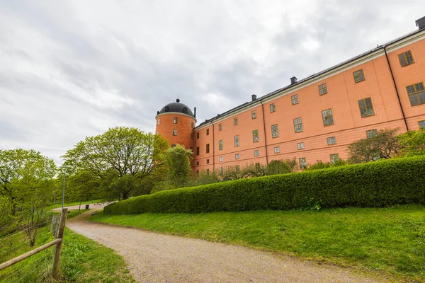 Ünlü Uppsala Kalesi Nin Güzel Dış Görünüşü Önde Yeşil Bitkiler — Stok fotoğraf