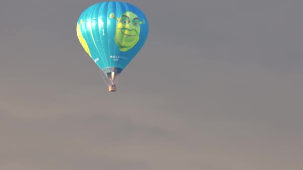 Vacker Utsikt Över Människor Som Flyger Varmluftsballong Långt Borta Stormig — Stockvideo