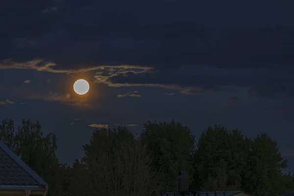 Όμορφη Θέα Τοπίο Της Φύσης Φωτεινό Φεγγάρι Νύχτα Συννεφιασμένο Ουρανό — Φωτογραφία Αρχείου