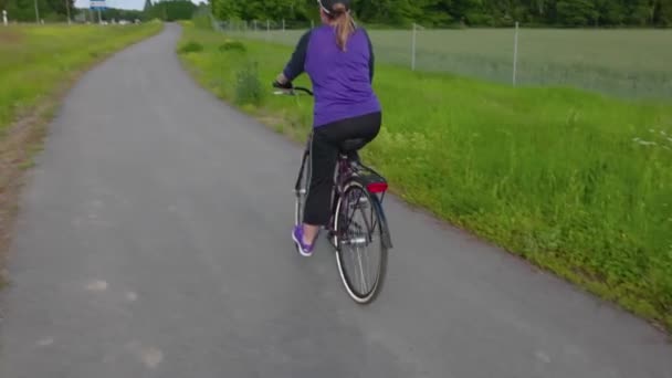 Piękny Widok Kobiety Rowerze Poruszającej Się Małej Drodze Pięknym Tle — Wideo stockowe