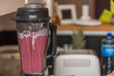 Mutfaktaki smoothie malzemeleriyle karıştırıcıyı kapat. İsveç.