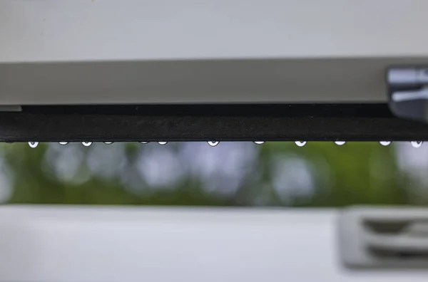 Padající Kapky Deště Okenního Rámu Střešního Okna Během Deště — Stock fotografie