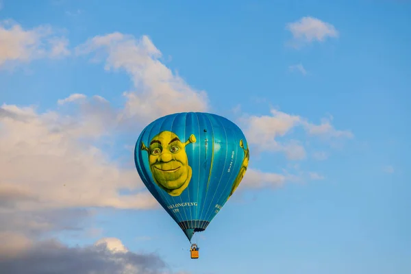 美丽的风景让我们看到人们坐着史莱克式的热气球在遥远的蓝天和白云中飞翔 乌普萨拉 2022 — 图库照片