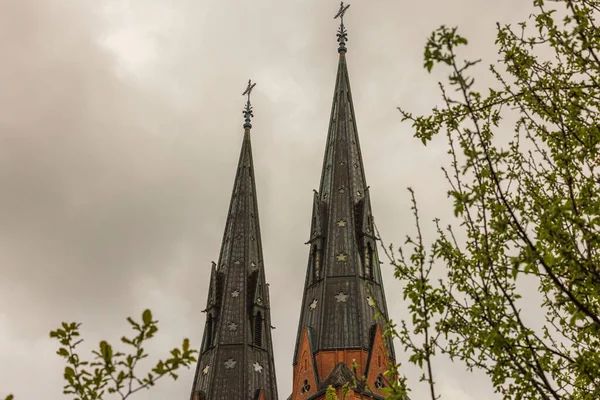Закрываем Вид Вершины Уппсальской Католической Церкви Бледном Фоне Неба Швеция — стоковое фото