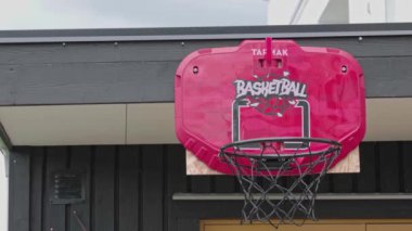 Basketbol antrenmanını yakından izleyin. Topun potaya fırlatıldığı yere, özel evin bahçesine. İsveç. Uppsala. 06.22.2022.