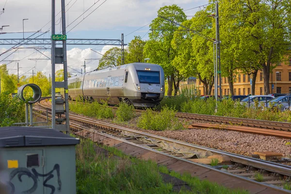 Beyaz Hızlı Tren Şehirden Geçiyor Ulaşım Konsepti Sveç Uppsala 2022 — Stok fotoğraf