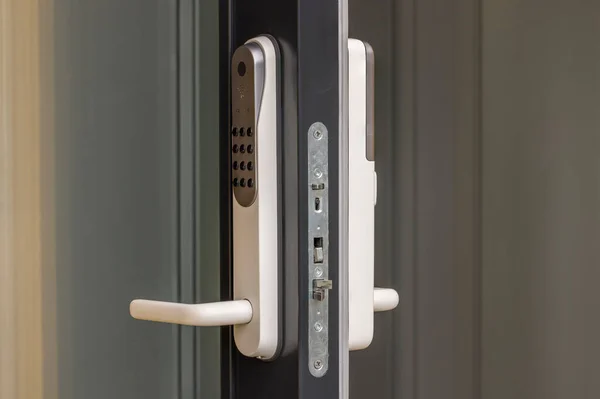 Modern Beyaz Dijital Kilit Izole Edilmiş Açık Giriş Kapısının Görüntüsünü — Stok fotoğraf