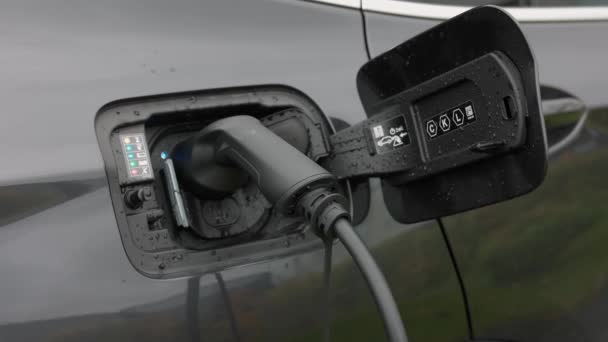 Zamknij Widok Ładowania Akumulatora Elektrycznego Samochodu Parkingu Szwecja — Wideo stockowe