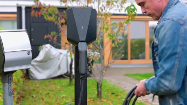 Close Zicht Van Mens Coiling Elektrische Auto Oplaadkabel Van Laadbak — Stockvideo