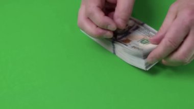 Bir adamın dolar banknotlarını elle saymasına yakından bakın. İsveç. 