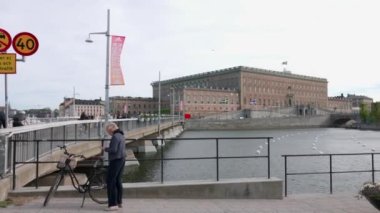 Stockholm 'ün merkezindeki kraliyet sarayının yakınındaki güzel bir set manzarası. İsveç. 05.18.2022.