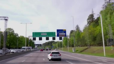 Otobanda güzel bir manzara. Şehir manzarası. Avrupa. İsveç. Stockholm. 05.18.2022.